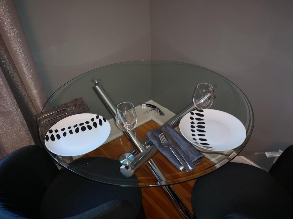 Room With King Bed In Shared 3 Bedroom Downtown Montreal Exterior photo