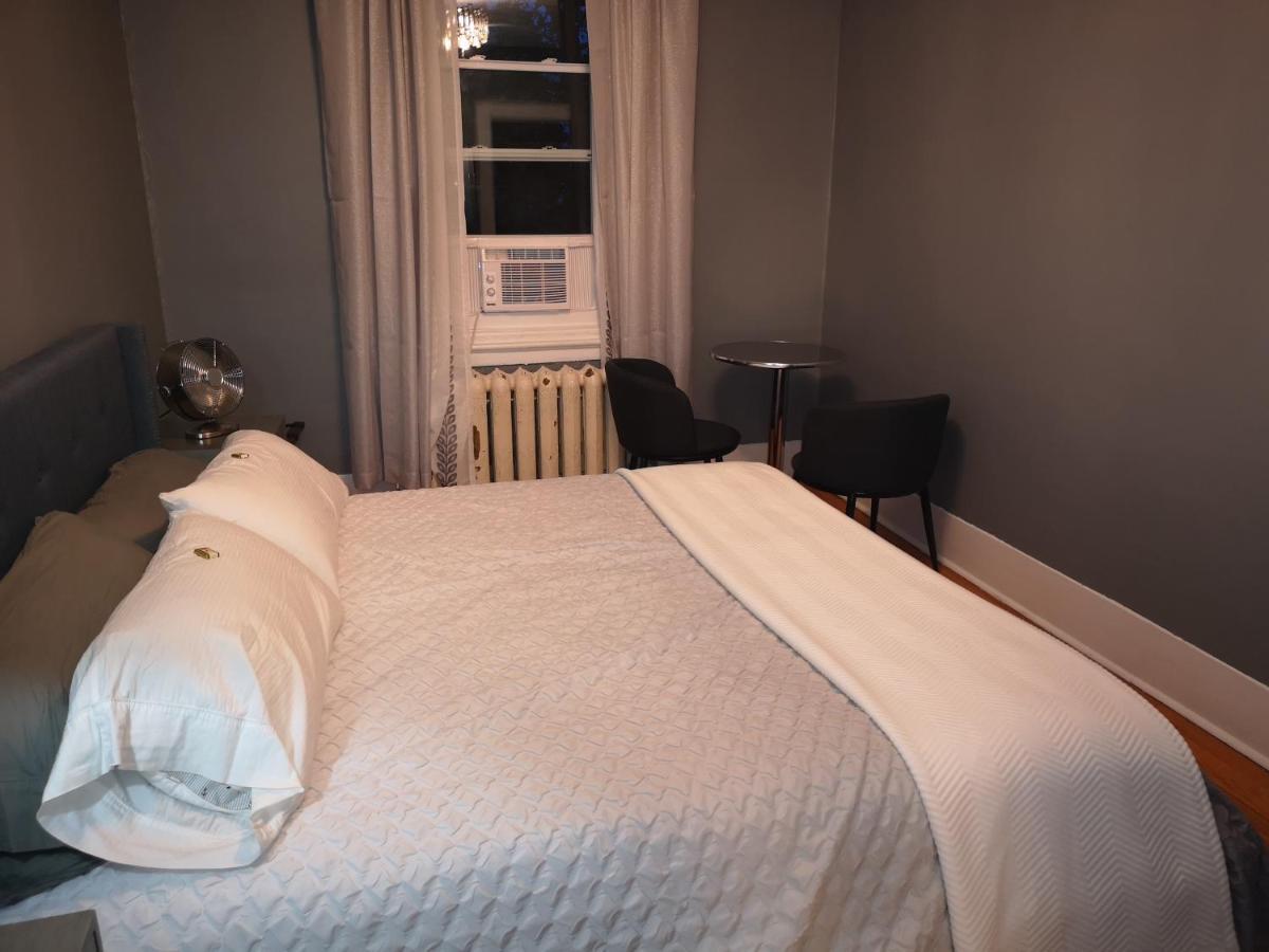 Room With King Bed In Shared 3 Bedroom Downtown Montreal Exterior photo