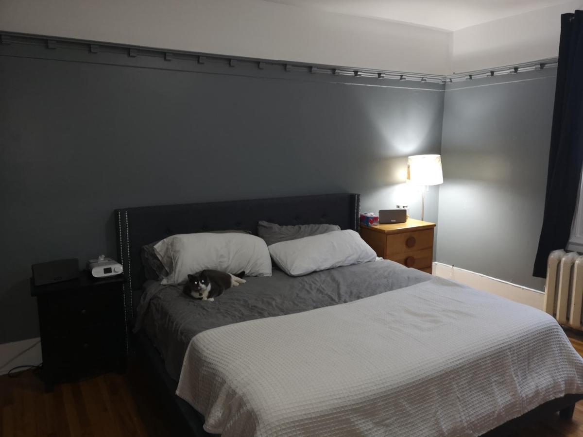 Room With King Bed In Shared 3 Bedroom Downtown Montreal Exterior photo